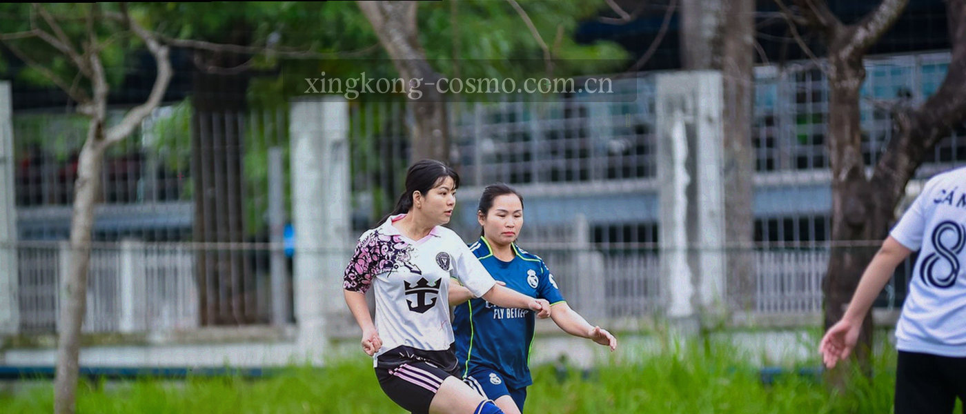星图网格与赛程方格叠加的深色抽象底纹